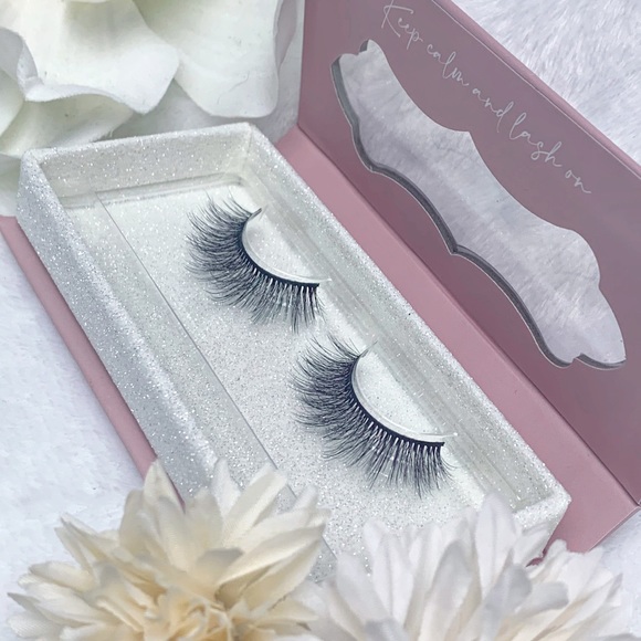 Romance lashes - Picture 1 of 3